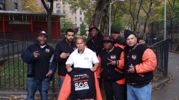 Nelson Mendoza (centro) y otros miembros del programa Save Our Streets South Bronx (SOS) trabajan en la iniciativa para transformar la correccional Fulton.