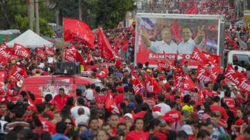 Simpatizantes del gobernante Frente Farabundo Martí para la Liberación Nacional (FMLN) participan en el evento de fin de campaña presidencial en San Salvador, El Salvador.