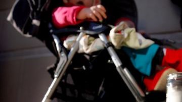 Manifestantes expresan su apoyo a la familia de Marlise Muñoz, que espera que el hospital cumpla la orden del juez de desconectarla de un respirador.