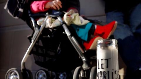 Manifestantes expresan su apoyo a la familia de Marlise Muñoz, que espera que el hospital cumpla la orden del juez de desconectarla de un respirador.