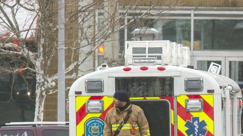 Policías y bomberos se encuentran destacados en la zona de Columbia Mall.