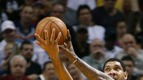 Tim Duncan y LeBron James disputaban un balón.