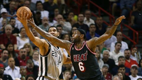 Tim Duncan y LeBron James disputaban un balón.