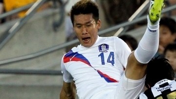 Yong Kim colisiona en el aire ante el costarricense Christopher Meneses en el primer tiempo del duelo de ayer en el Coliseo.