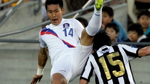 Yong Kim colisiona en el aire ante el costarricense Christopher Meneses en el primer tiempo del duelo de ayer en el Coliseo.