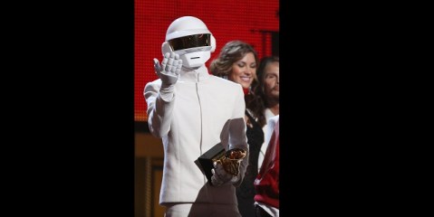 Daft Punk se impuso, asimismo, en la categoría de Mejor Grabación del Año, con “Get Lucky”.