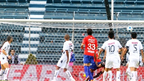 Joao Rojas anota el primer tanto de La Máquina, que luego continuaría su festín de goles.