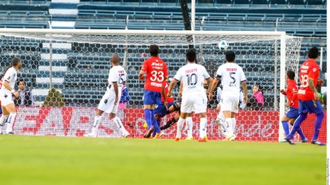 Joao Rojas anota el primer tanto de La Máquina, que luego continuaría su festín de goles.