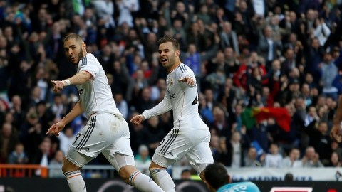 Karim Benzema (izq.) festeja su gol con Jese Rodríguez  en el encuentro de ayer  contra el Granada en la cancha del Santiago Bernabéu.