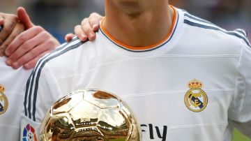 Cristiano Ronaldo presentó ayer a la afición del Madrid el trofeo como Mejor Futbolista FIFA en 2013.