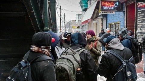La organización sin fines de lucro New Immigrant Community Empowerment reparte equipos de construcción entre jornaleros que buscan trabajo en una esquina de Queens, Nueva York.