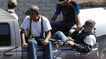 Un grupo de las autodefensas cuando esperaba instrucciones en una trinchera  en el poblado de Antúnez en Michoacán, México.