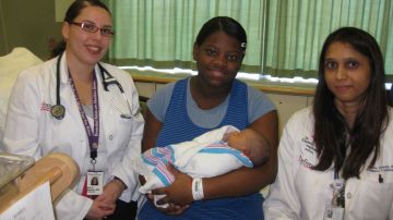 Yessi Colondres (centro), sostiene a su recién nacido Elías Emmanuel, junto a su pediatra, la doctora Ada Aponte (Izq.), y la cardióloga pediatra, la doctora Sarika Kalantre.