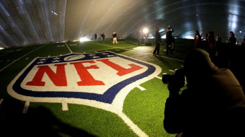 El logo de la liga en la yarda 50 del MetLife Stadium luce protegido por un domo ante las inclementes nevadas.