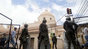 Militares y policías resguardan las calles de acceso a la sede del Parlamento  donde el nuevo presidente Mauricio Oliva dará posesión al jefe de estado.