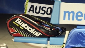 El tenista español Rafael Nadal  recibe atención médica durante la final del Abierto de Australia, que perdió en cuatro sets.