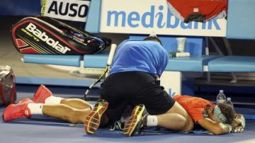 El tenista español Rafael Nadal  recibe atención médica durante la final del Abierto de Australia, que perdió en cuatro sets.