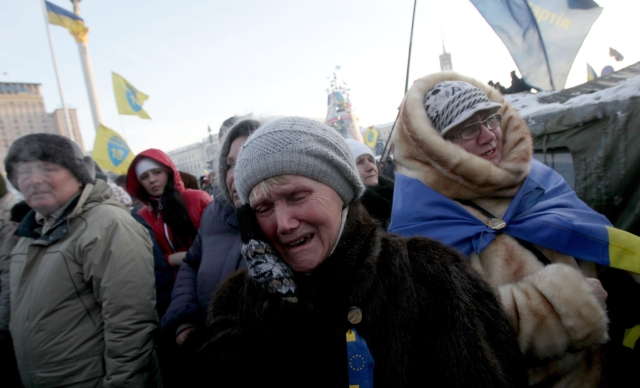Una mujer ucraniana reacciona durante el funeral del manifestante Mikhail Zhiznevsky, muerto en circunstancias poco claras durante las protestas.