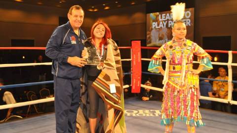Marlen Esparza (centro) ganó su octavo campeonato nacional de boxeo amateur consecutivo, un récord.