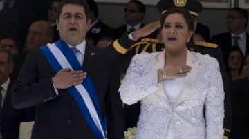 El nuevo presidente de Honduras, Juan Orlando Hernández  y su esposa, Ana García.