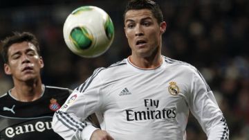 El defensa mexicano Héctor Moreno, del Espanyol, intenta quitarle el esférico al goleador del Real Madrid, Cristiano Ronaldo