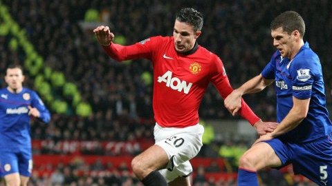 El jugador del Manchester United Robin Van Persie (i) disputa el balón con Mark Hudson (d) del Cardiff
