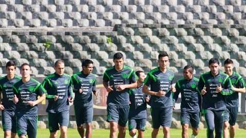 Jugadores de la selección mexicana  trotan durante la primera sesión de entrenamiento en el Centro de Alto Rendimiento, con miras a su duelo de mañana en San Antonio contra Corea del Sur.