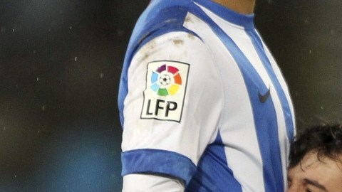 Carlos Vela  es cargado por Rubén Pardo tras su gol.