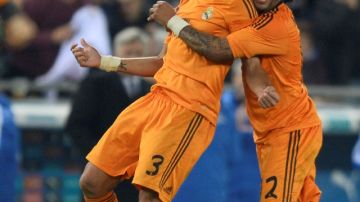 Marcelo (der.) abraza a Pepe, quien anotó el gol de la victoria del Real Madrid ante el Espanyol en la Copa del Rey en el juego de ida por los cuartos de final.