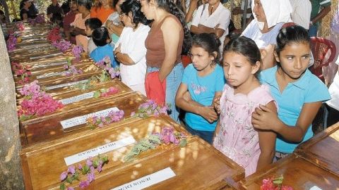 Familiares junto a los ataúdes con los restos de 41 personas asesinadas por el ejercito salvadoreño durante la llamada "Masacre de la Quesera y otros lugares", en octubre de 1981 y donde se presume que murieron unas 500 personas, durante la sepultura el jueves 28 de diciembre de 2006, en el cantón La Quesera, departamento de Usulután, en San Salvador.