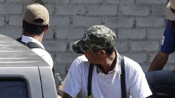 Un grupo de las autodefensas cuando esperaba instrucciones en una trinchera  en el poblado de Antúnez en Michoacán (México).