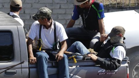 Un grupo de las autodefensas cuando esperaba instrucciones en una trinchera en el poblado de Antúnez en Michoacán (México).