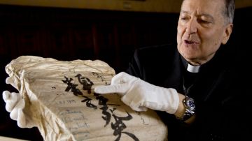 Monseñor Cesare Pasini, director de la Biblioteca Apostólica Vaticana, mostró los documentos.