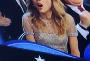 Taylor Swift en el momento que creyó haber ganado el Grammy al Mejor álbum del año.