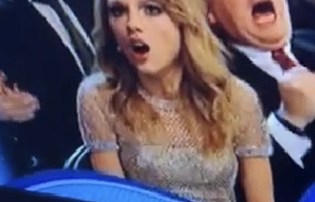 Taylor Swift en el momento que creyó haber ganado el Grammy al Mejor álbum del año.