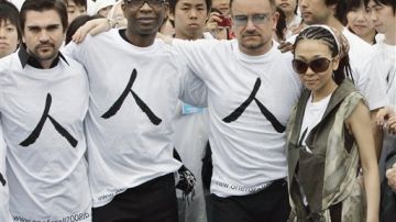 Juanes y Bono se juntaron para concienciar de la pobleza en África en un evento del 2008 en Yokohama.
