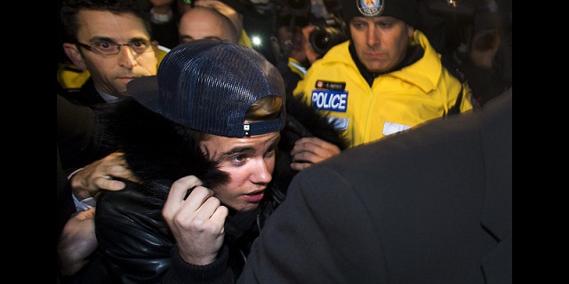 Bieber llegó a la estación de policía atiborrada de representantes de prensa y fans.