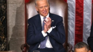 El vicepresidente de EEUU, Joe Biden (izq. atrás), y el presidente de la Cámara de Representantes, John Boehner (der.), durante el quinto discurso anual  del presidente Barack Obama  sobre el Estado de la Unión ante el Congreso, en el que dedicó sólo segundos al tema migratorio.