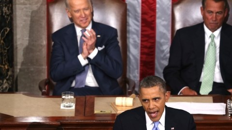 El vicepresidente de EEUU, Joe Biden (izq. atrás), y el presidente de la Cámara de Representantes, John Boehner (der.), durante el quinto discurso anual  del presidente Barack Obama  sobre el Estado de la Unión ante el Congreso, en el que dedicó sólo segundos al tema migratorio.