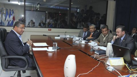 El expresidente Francisco Flores comparece ante una comisión investigadora de la Asamblea Legislativa en San Salvador.