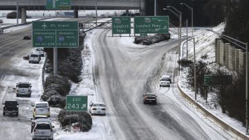 Las autoridades de Atlanta (Georgia) trabajan para reducir el caos que vive la ciudad, tras la tormenta de nieve que dejó a miles de personas atrapadas en las carreteras.