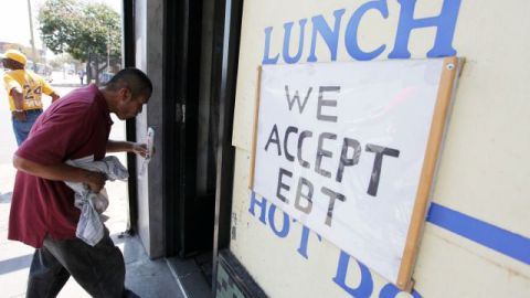 Uno de cada siete estadounidenses de bajos ingresos depende del programa federal de estampillas de comida para su sustento.