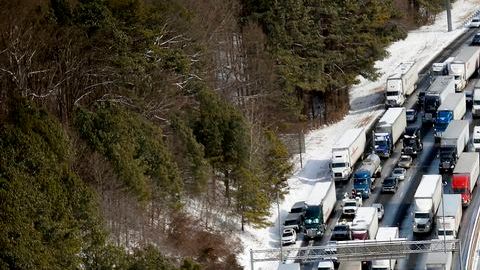 Algunos choferes varados por horas pedían auxilio usando sus teléfonos celulares.