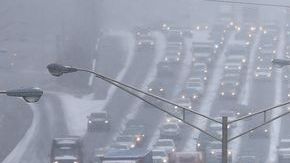 En toda la zona metropolitana de Atlanta, las escuelas cerraron temprano y las empresas permitieron a sus trabajadores regresar a casa después del almuerzo, creando instantáneamente un grave congestionamiento.