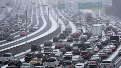 En toda la zona metropolitana de Atlanta, las escuelas cerraron temprano y las empresas permitieron a sus trabajadores regresar a casa después del almuerzo, creando instantáneamente un grave congestionamiento.