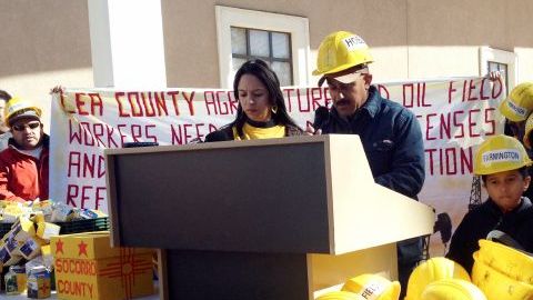 Manifestantes presentaron cajas con peticiones firmadas por trabajadores inmigrantes de la industria del petróleo y gas pidiendo a los legisladores de Nuevo México que se opongan al plan de la gobernadora de detener la emisión de licencias de conducir a indocumentados.