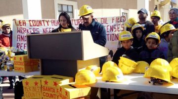 Manifestantes presentaron cajas con peticiones firmadas por trabajadores inmigrantes de la industria del petróleo y gas pidiendo a los legisladores de Nuevo México que se opongan al plan de la gobernadora de detener la emisión de licencias de conducir a indocumentados.