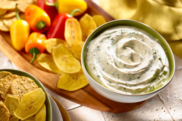 La mayonesa, la crema agria y el cilantro son algunos de los ingredientes  del dip jamaiquino.