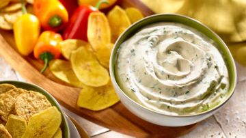 La mayonesa, la crema agria y el cilantro son algunos de los ingredientes  del dip jamaiquino.