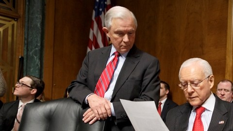 El senador Jeff Sessions (izq.), Republicano de Alabama, ayer en el Capitolio. Él se opone a una 'amnistía' contra indocumentados.